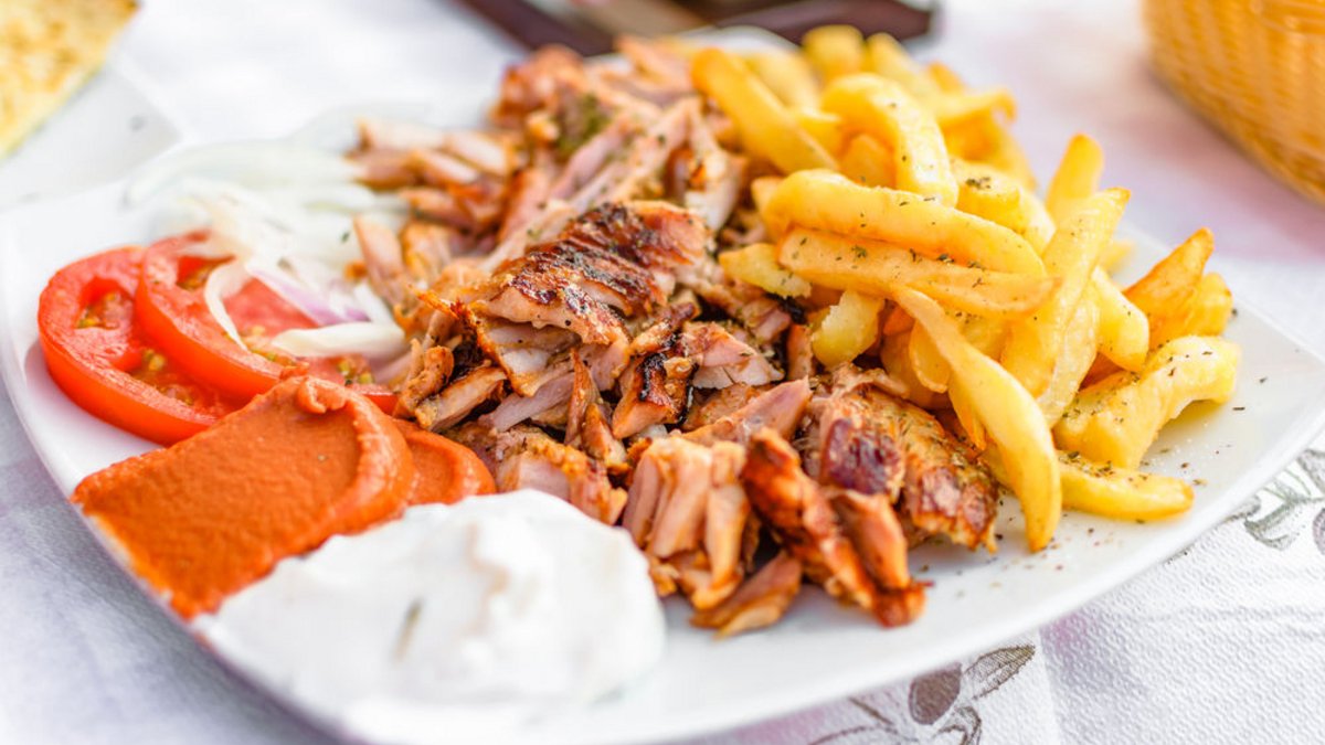 Piato Gyros Xoirinos Patates Ntomata Tzatziki